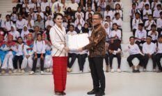 Kado HUT Malut, Gubernur Sherly Serahkan Sertifikat untuk Tujuh Sekolah