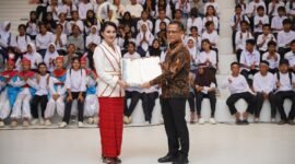 Gubernur Maluku Utara, Sherly Tjoanda Laos menyerahkan secara simbolis Sertifikat Hak Pakai kepada tujuh sekolah di Maluku Utara. || Foto : Kasedata.id