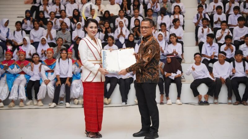Gubernur Maluku Utara, Sherly Tjoanda Laos menyerahkan secara simbolis Sertifikat Hak Pakai kepada tujuh sekolah di Maluku Utara. || Foto : Kasedata.id