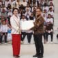 Gubernur Maluku Utara, Sherly Tjoanda Laos menyerahkan secara simbolis Sertifikat Hak Pakai kepada tujuh sekolah di Maluku Utara. || Foto : Kasedata.id