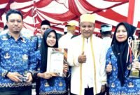 Kepala Dinas Pertanian Maluku Utara bersama jajarannya menerima piala bergilir lomba cerdas cermat antar OPD dilingkup Pemprov Malut. || Foto : Kasedata.id