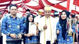Kepala Dinas Pertanian Maluku Utara bersama jajarannya menerima piala bergilir lomba cerdas cermat antar OPD dilingkup Pemprov Malut. || Foto : Kasedata.id
