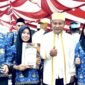 Kepala Dinas Pertanian Maluku Utara bersama jajarannya menerima piala bergilir lomba cerdas cermat antar OPD dilingkup Pemprov Malut. || Foto : Kasedata.id