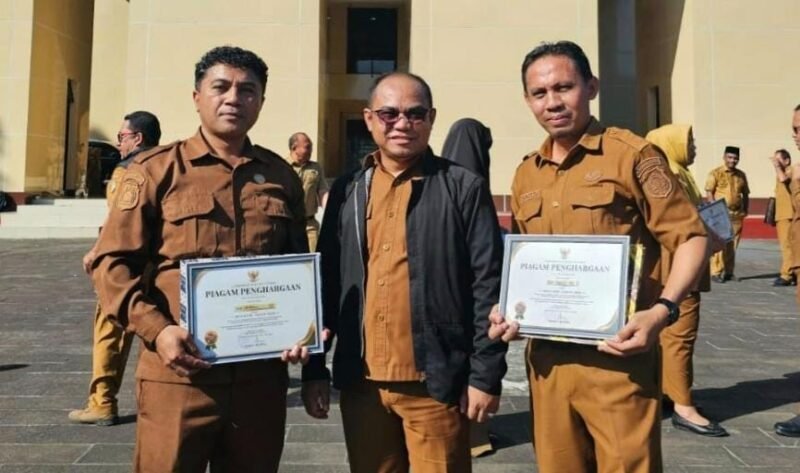 Kepala BPBJ Maluku Utara, Hairil Hi Hukum bersama jajarannya menerima penghargaan Inovasi Awards 2025. || Foto : Kasedata.id
