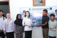 Gubernur Maluku Utara, Sherly Tjoanda Laos, secara langsung menyerahkan bantuan RTLH kepada Sadam Dobi, warga Kelurahan Tongole. || Foto : Kasedata.id
