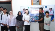 Gubernur Maluku Utara, Sherly Tjoanda Laos, secara langsung menyerahkan bantuan RTLH kepada Sadam Dobi, warga Kelurahan Tongole. || Foto : Kasedata.id