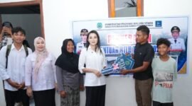 Gubernur Maluku Utara, Sherly Tjoanda Laos, secara langsung menyerahkan bantuan RTLH kepada Sadam Dobi, warga Kelurahan Tongole. || Foto : Kasedata.id