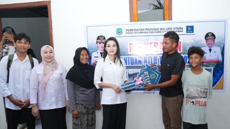 Gubernur Maluku Utara, Sherly Tjoanda Laos, secara langsung menyerahkan bantuan RTLH kepada Sadam Dobi, warga Kelurahan Tongole. || Foto : Kasedata.id