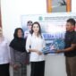Gubernur Maluku Utara, Sherly Tjoanda Laos, secara langsung menyerahkan bantuan RTLH kepada Sadam Dobi, warga Kelurahan Tongole. || Foto : Kasedata.id