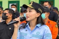 Gubernur Maluku Utara Sherly Tjoanda Laos saat meninjau lokasi kebakaran bersama jajaran Pemerintah Provinsi dan Pemerintah Kota Ternate. || Foto : Kasedata.id