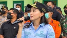 Gubernur Maluku Utara Sherly Tjoanda Laos saat meninjau lokasi kebakaran bersama jajaran Pemerintah Provinsi dan Pemerintah Kota Ternate. || Foto : Kasedata.id
