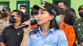 Gubernur Maluku Utara Sherly Tjoanda Laos saat meninjau lokasi kebakaran bersama jajaran Pemerintah Provinsi dan Pemerintah Kota Ternate. || Foto : Kasedata.id