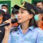 Gubernur Maluku Utara Sherly Tjoanda Laos saat meninjau lokasi kebakaran bersama jajaran Pemerintah Provinsi dan Pemerintah Kota Ternate. || Foto : Kasedata.id