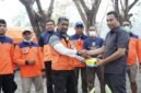 Kepala BPBD Kota Ternate, Tonny S. Pontoh dilokasi TPA membagikan masker untuk masyarakat. || Foto : Kasedata.id