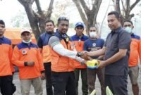 Kepala BPBD Kota Ternate, Tonny S. Pontoh dilokasi TPA membagikan masker untuk masyarakat. || Foto : Kasedata.id