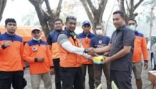 Kepala BPBD Kota Ternate, Tonny S. Pontoh dilokasi TPA membagikan masker untuk masyarakat. || Foto : Kasedata.id
