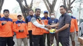 Kepala BPBD Kota Ternate, Tonny S. Pontoh dilokasi TPA membagikan masker untuk masyarakat. || Foto : Kasedata.id