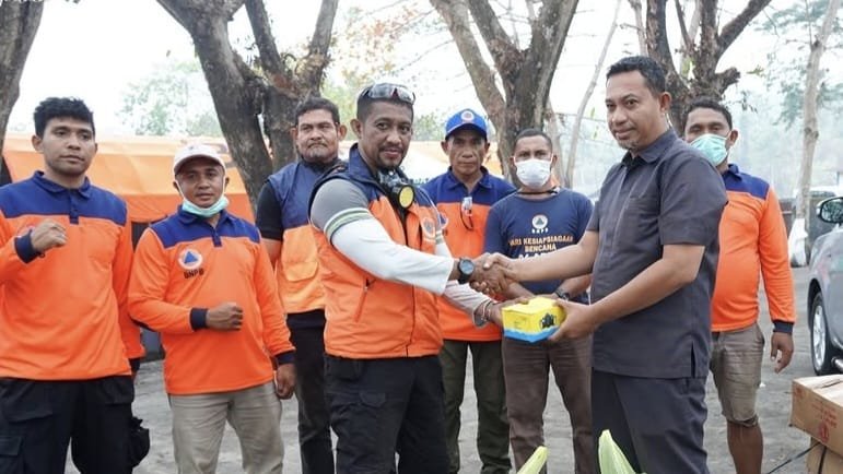 Kepala BPBD Kota Ternate, Tonny S. Pontoh dilokasi TPA membagikan masker untuk masyarakat. || Foto : Kasedata.id