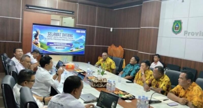 Unit Kerja Pengadaan Barang/Jasa (UKPBJ) Provinsi Papua datang langsung ke Sofifi untuk mempelajari penerapan konsolidasi pengadaan konstruksi jalan Lapen. || Foto : Kasedata.id