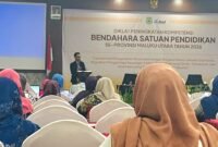 Sekretaris Dikbud Maluku Utara, Sofyan saat menutup kegiatan Diklat Peningkatan Kompetensi Bendahara Sekolah di Hotel Muara, Kota Ternate. || Foto : Kasedata.id