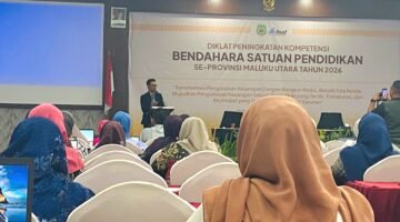 Sekretaris Dikbud Maluku Utara, Sofyan saat menutup kegiatan Diklat Peningkatan Kompetensi Bendahara Sekolah di Hotel Muara, Kota Ternate. || Foto : Kasedata.id