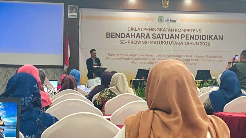 Sekretaris Dikbud Maluku Utara, Sofyan saat menutup kegiatan Diklat Peningkatan Kompetensi Bendahara Sekolah di Hotel Muara, Kota Ternate. || Foto : Kasedata.id