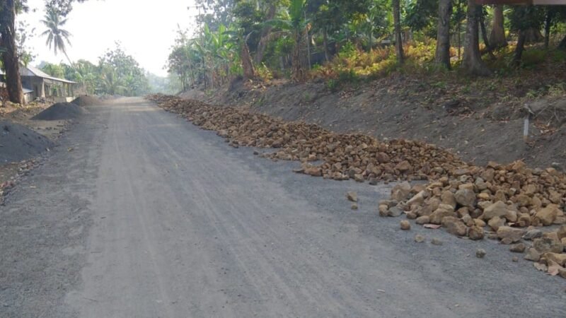 Pantauan pengerjaan jalan keliling Pulau Makean, terus dipacu. Hingga pekan ke-15, progres fisik proyek sepanjang 4,8 kilometer itu mencapai 37,39 persen. || Foto : Kasedata.id
