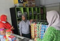Ketua PW Fatayat NU Maluku Utara, Mardiah Z. Hanafi saat berada di warung Riskawati, penerima bantuan Zmart dari Baznas RI. || Foto : Kasedata.id
