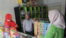 Ketua PW Fatayat NU Maluku Utara, Mardiah Z. Hanafi saat berada di warung Riskawati, penerima bantuan Zmart dari Baznas RI. || Foto : Kasedata.id