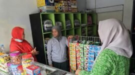 Ketua PW Fatayat NU Maluku Utara, Mardiah Z. Hanafi saat berada di warung Riskawati, penerima bantuan Zmart dari Baznas RI. || Foto : Kasedata.id