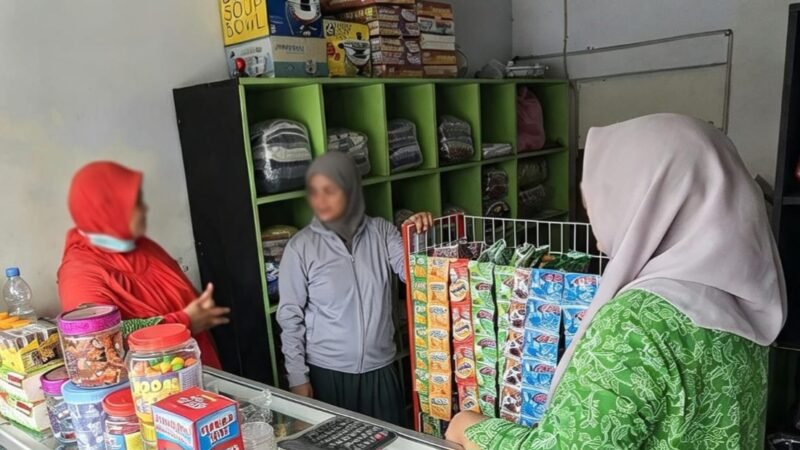 Ketua PW Fatayat NU Maluku Utara, Mardiah Z. Hanafi saat berada di warung Riskawati, penerima bantuan Zmart dari Baznas RI. || Foto : Kasedata.id