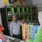 Ketua PW Fatayat NU Maluku Utara, Mardiah Z. Hanafi saat berada di warung Riskawati, penerima bantuan Zmart dari Baznas RI. || Foto : Kasedata.id