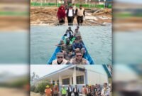 Kadikbud Maluku Utara, Abubakar Abdullah, bersama jajaran saat meninjau sejumlah sekolah di Kabupaten Pulau Taliabu. Terbatasnya akses transportasi darat membuat rombongan harus menempuh perjalanan menggunakan perahu demi menjangkau sekolah-sekolah di wilayah tersebut. || Foto : Daffa/Kasedata.id