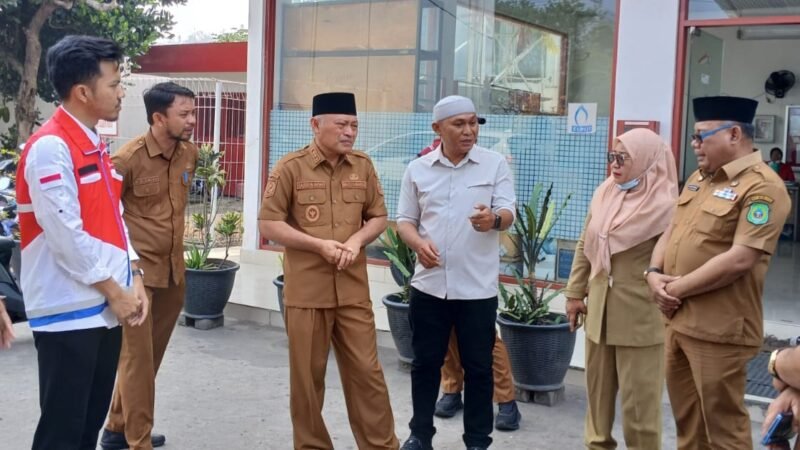 Wakil Gubernur Maluku Utara, H. Sarbin Sehe, bersama Satgas BBM melakukan sidak di SPBU Sofifi. Sarbin didampingi langsung Sekprov Samsuddin A. Kadir dan Kepala Disperindag Ronny Saleh. || Foto : Kasedata.id