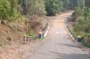 Kondisi ruas jalan yang menjadi fokus pekerjaan, dengan membedakan secara jelas kewenangan dan tanggung jawab Pemkab Halmahera Selatan (Halsel) dan Pemerintah Provinsi Maluku Utara. || Foto : Kasedata.id