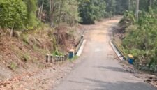 Kondisi ruas jalan yang menjadi fokus pekerjaan, dengan membedakan secara jelas kewenangan dan tanggung jawab Pemkab Halmahera Selatan (Halsel) dan Pemerintah Provinsi Maluku Utara. || Foto : Kasedata.id