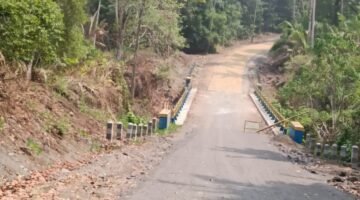 Kondisi ruas jalan yang menjadi fokus pekerjaan, dengan membedakan secara jelas kewenangan dan tanggung jawab Pemkab Halmahera Selatan (Halsel) dan Pemerintah Provinsi Maluku Utara. || Foto : Kasedata.id