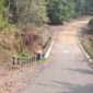 Kondisi ruas jalan yang menjadi fokus pekerjaan, dengan membedakan secara jelas kewenangan dan tanggung jawab Pemkab Halmahera Selatan (Halsel) dan Pemerintah Provinsi Maluku Utara. || Foto : Kasedata.id