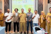 Plt Kepala Dinas PUPR Maluku Utara, Risman Iriyanto Djafar dan jajaran usai audiensi dengan anggota DPD RI Dapil Malut Dr. R. Graal Taliawo, di Hotel Belson, Kota Ternate. || Foto : Kasedata.id