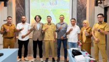 Plt Kepala Dinas PUPR Maluku Utara, Risman Iriyanto Djafar dan jajaran usai audiensi dengan anggota DPD RI Dapil Malut Dr. R. Graal Taliawo, di Hotel Belson, Kota Ternate. || Foto : Kasedata.id