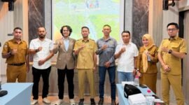 Plt Kepala Dinas PUPR Maluku Utara, Risman Iriyanto Djafar dan jajaran usai audiensi dengan anggota DPD RI Dapil Malut Dr. R. Graal Taliawo, di Hotel Belson, Kota Ternate. || Foto : Kasedata.id