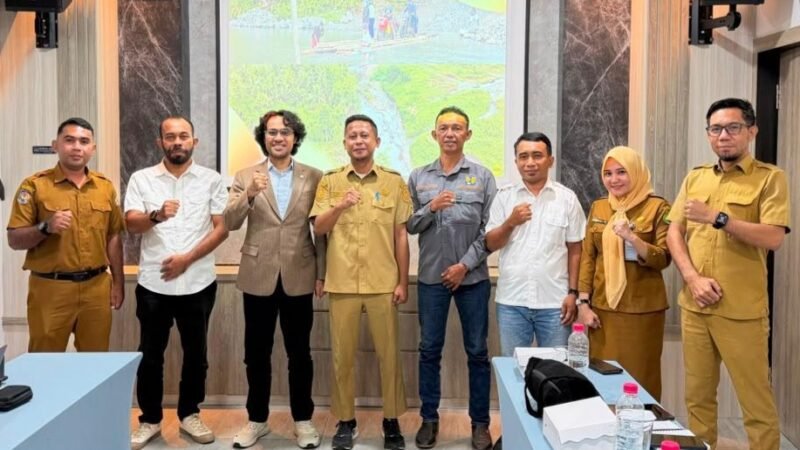 Plt Kepala Dinas PUPR Maluku Utara, Risman Iriyanto Djafar dan jajaran usai audiensi dengan anggota DPD RI Dapil Malut Dr. R. Graal Taliawo, di Hotel Belson, Kota Ternate. || Foto : Kasedata.id