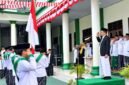 Kepala Dinas Pendidikan dan Kebudayaan Maluku Utara, Abubakar Abdullah, bertindak sebagai inspektur upacara peringatan Hari Santri Nasional tahun 2026 di Ponpes Darul Falah Ternate. || Foto : Kasedata.id