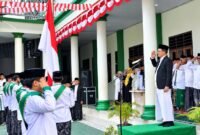 Kepala Dinas Pendidikan dan Kebudayaan Maluku Utara, Abubakar Abdullah, bertindak sebagai inspektur upacara peringatan Hari Santri Nasional tahun 2026 di Ponpes Darul Falah Ternate. || Foto : Kasedata.id