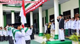 Kepala Dinas Pendidikan dan Kebudayaan Maluku Utara, Abubakar Abdullah, bertindak sebagai inspektur upacara peringatan Hari Santri Nasional tahun 2026 di Ponpes Darul Falah Ternate. || Foto : Kasedata.id