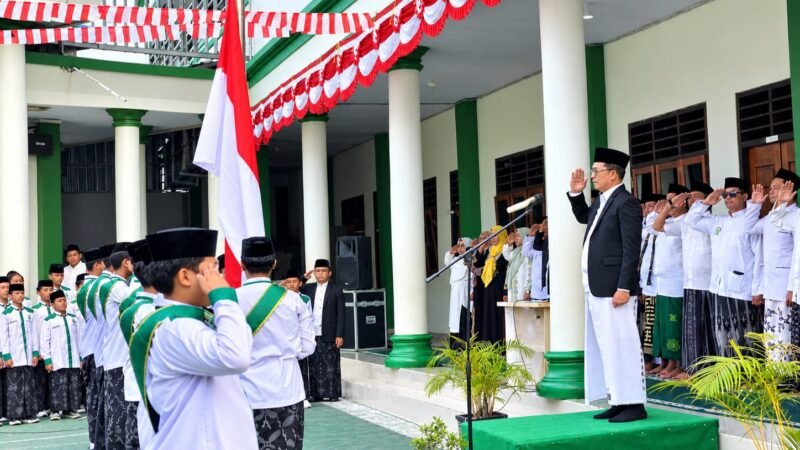 Kepala Dinas Pendidikan dan Kebudayaan Maluku Utara, Abubakar Abdullah, bertindak sebagai inspektur upacara peringatan Hari Santri Nasional tahun 2026 di Ponpes Darul Falah Ternate. || Foto : Kasedata.id
