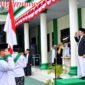 Kepala Dinas Pendidikan dan Kebudayaan Maluku Utara, Abubakar Abdullah, bertindak sebagai inspektur upacara peringatan Hari Santri Nasional tahun 2026 di Ponpes Darul Falah Ternate. || Foto : Kasedata.id