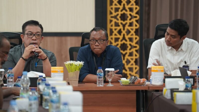Kepala BPKAD Maluku Utara, Ahmad Purbaya didampingi Pemimpin Cabang Branch Office BRI Kota Ternate, Agus Arsyad. || Foto : Kasedata.id