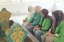 Pembacaan Surat Yasin dan lantunan doa oleh pengurus PW Fatayat NU Maluku Utara di makam mendiang H. Mudaffar Sjah, Sultan ke-48. || Foto : Kasedata.id