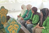 Pembacaan Surat Yasin dan lantunan doa oleh pengurus PW Fatayat NU Maluku Utara di makam mendiang H. Mudaffar Sjah, Sultan ke-48. || Foto : Kasedata.id